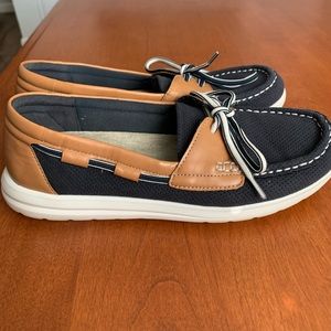 Cloudsteppers by Clark Womens 8.5M Navy Tan Slip On Boat Shoe
